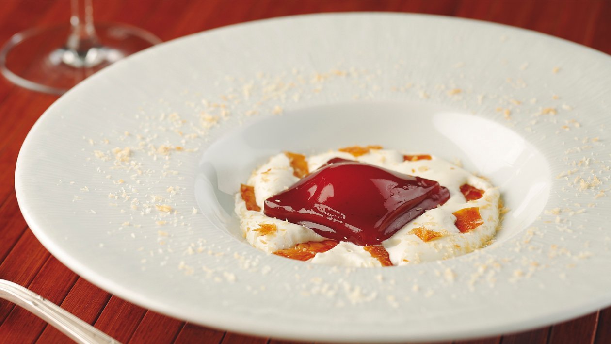 Ravioli de frutos rojos rellenos de coco en carbonara dulce Ravioli de frutos rojos rellenos de coco en carbonara dulce