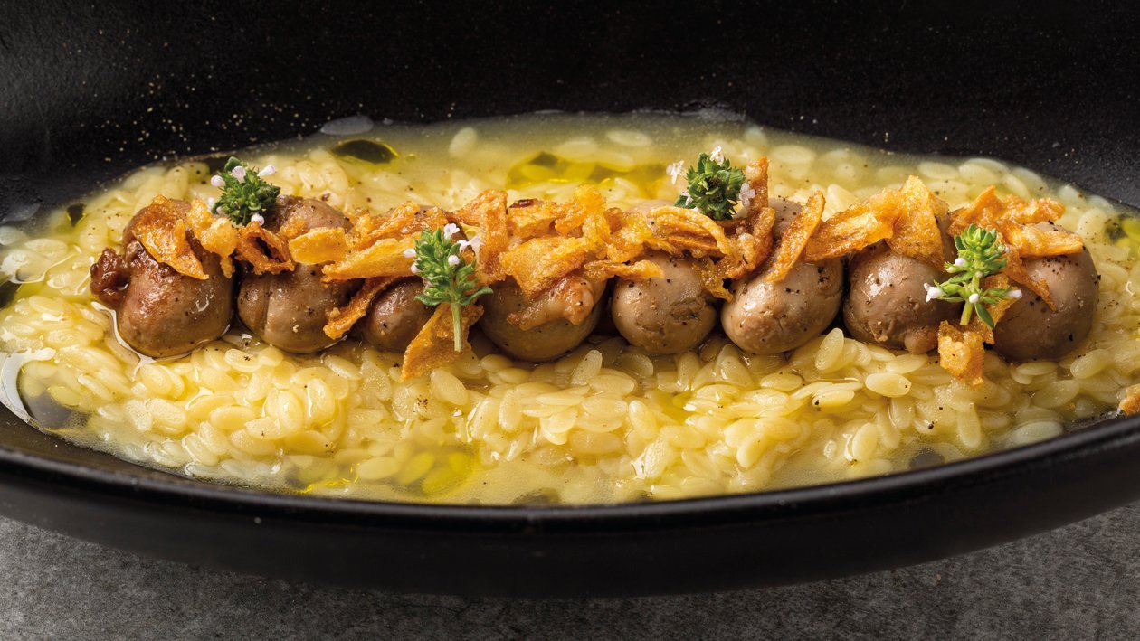 Riñones de conejo al jerez sobre un guiso de pasta Riñones de conejo al jerez sobre un guiso de pasta