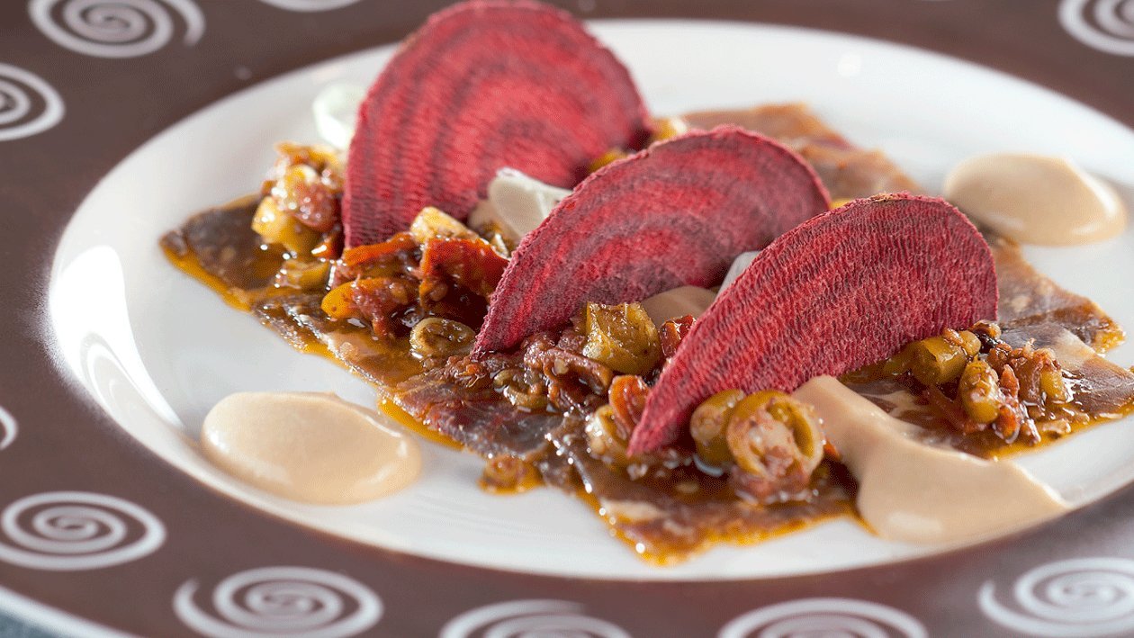 Roast beef con demiglace de parmesano y vinagreta de tomate, piparras y aceituna negra Roast beef con demiglace de parmesano y vinagreta de tomate, piparras y aceituna negra