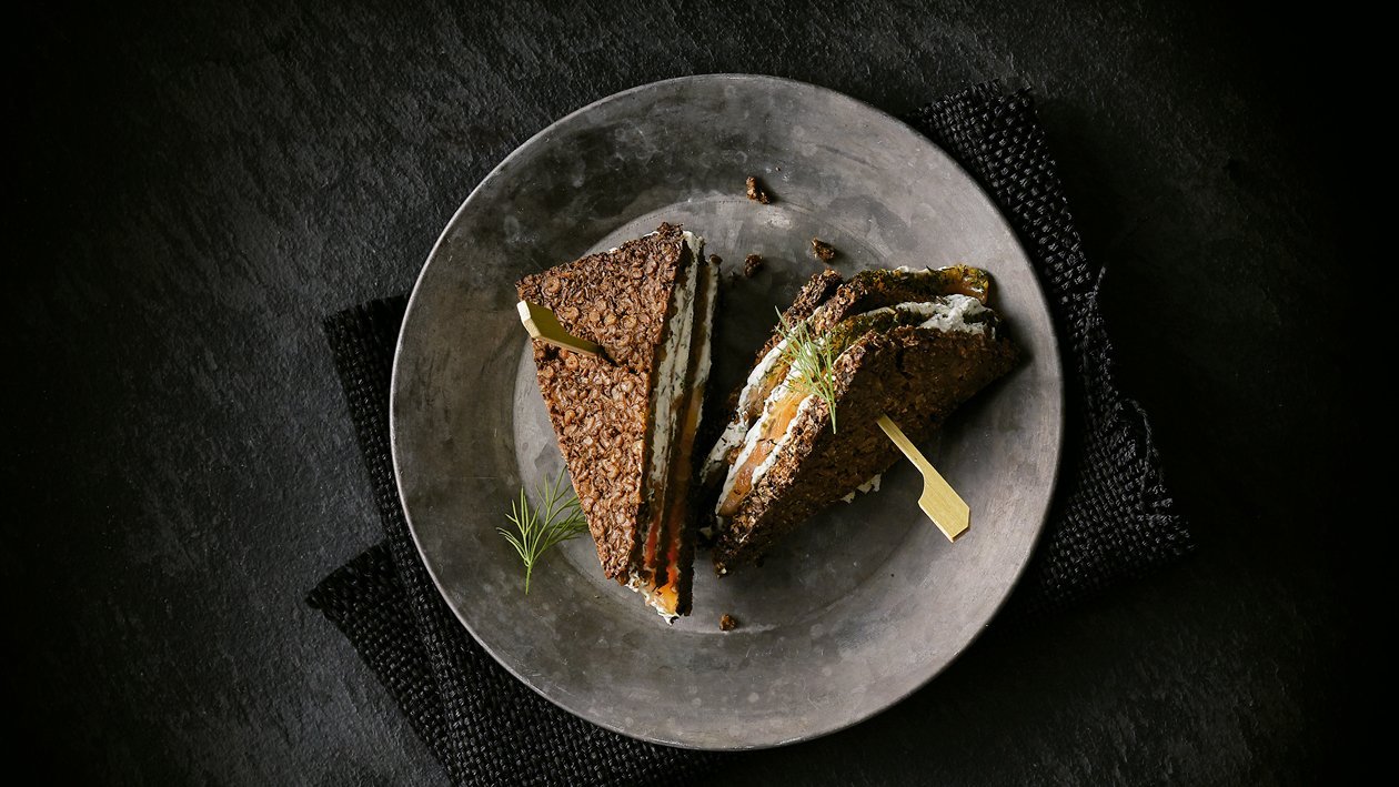 Salmón marinado con pan de centeno y eneldo Salmón marinado con pan de centeno y eneldo