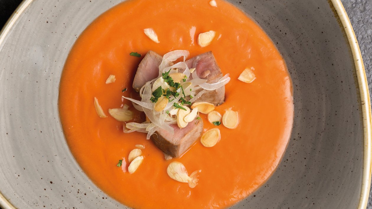 Salmorejo con sashimi de bonito Salmorejo con sashimi de bonito
