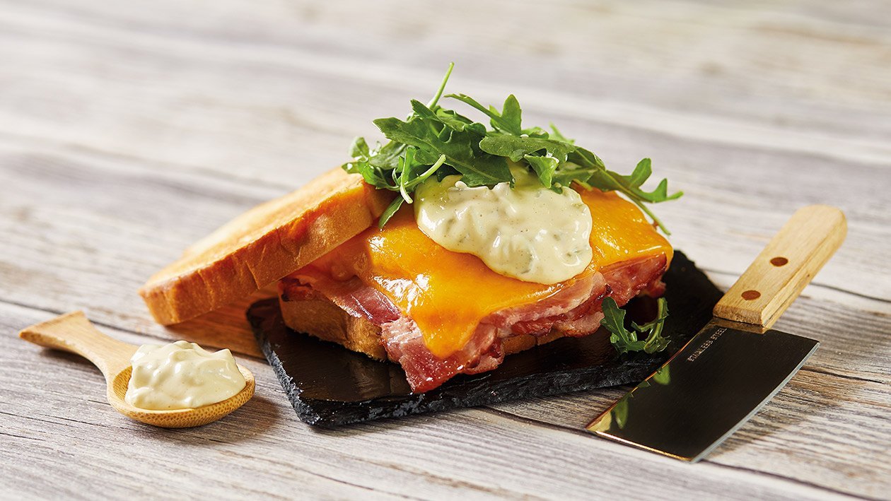 Sándwich cubano con mayonesa de pepinillo y mostaza Sándwich cubano con mayonesa de pepinillo y mostaza