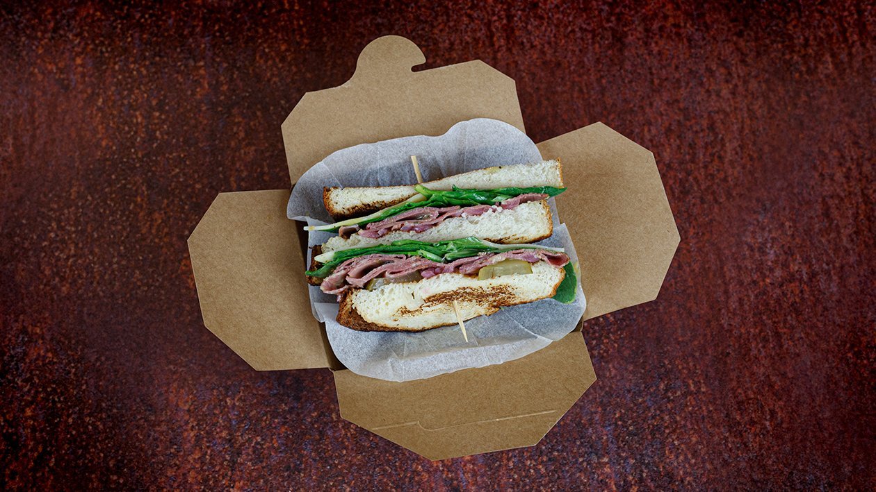 Sándwich de pastrami y encurtidos con salsa mahonesa de mostaza amarilla Sándwich de pastrami y encurtidos con salsa mahonesa de mostaza amarilla