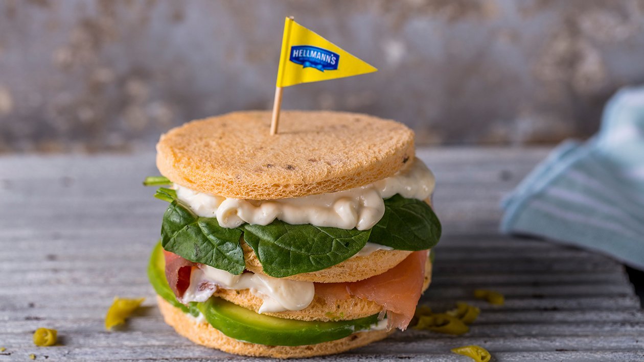 Sándwich de salmón y aguacate con mayonesa de ajo y alcaparras Sándwich de salmón y aguacate con mayonesa de ajo y alcaparras