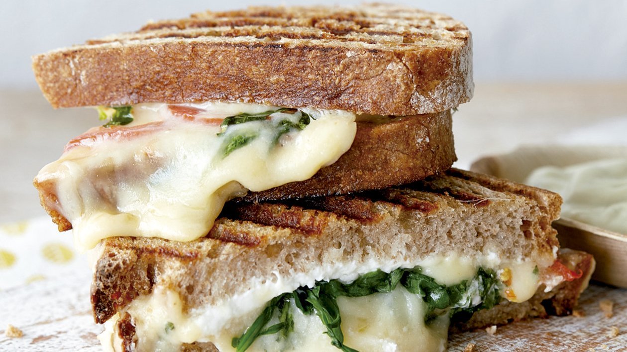 Sándwich tostado con triple de queso Sándwich tostado con triple de queso