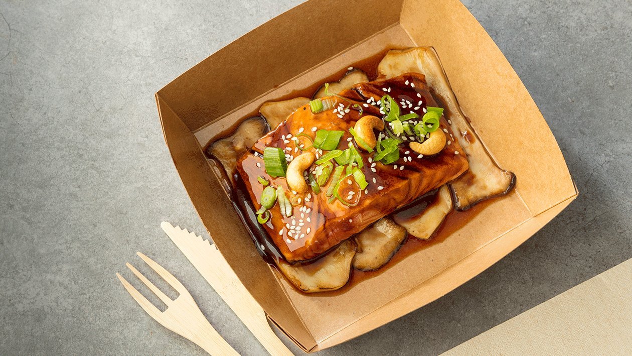 Setas de cardo teriyaki, filetes de salmóny chips de raíz de loto Setas de cardo teriyaki, filetes de salmóny chips de raíz de loto