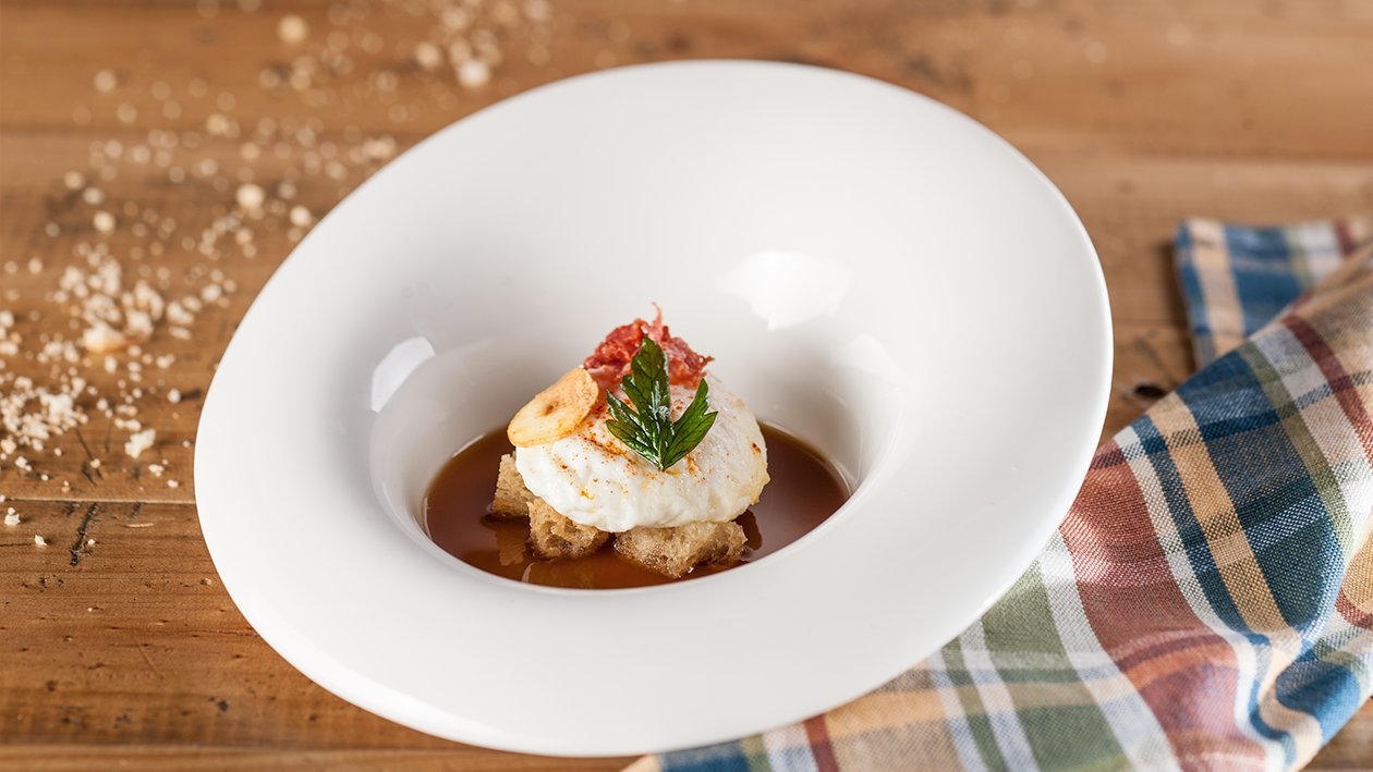 Sopa castellana con huevo a baja temperatura y pan crujiente Sopa castellana con huevo a baja temperatura y pan crujiente