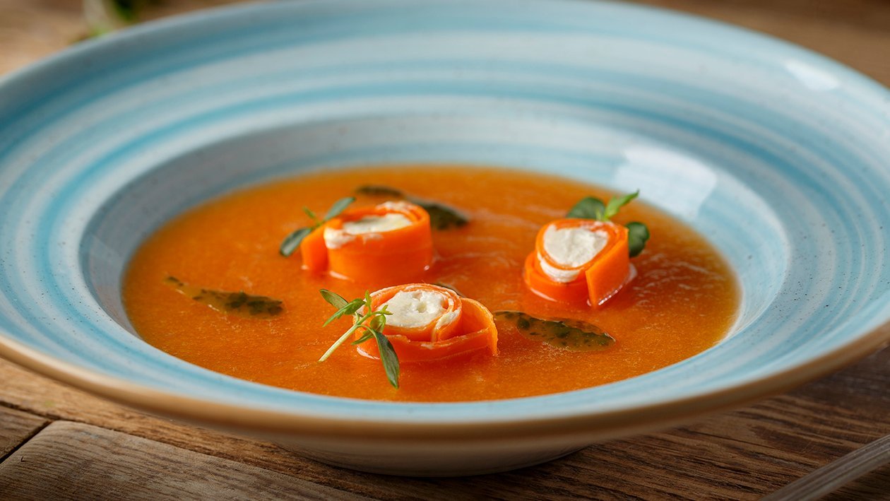 Sopa de melón cantaloup con jengibre, rollitos de zanahoria y queso crema Sopa de melón cantaloup con jengibre, rollitos de zanahoria y queso crema