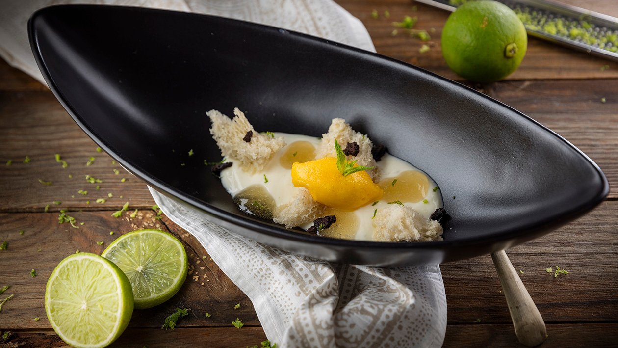 Sopa de yuzu y Krona con gel de miel y bizcocho de cuajada Sopa de yuzu y Krona con gel de miel y bizcocho de cuajada