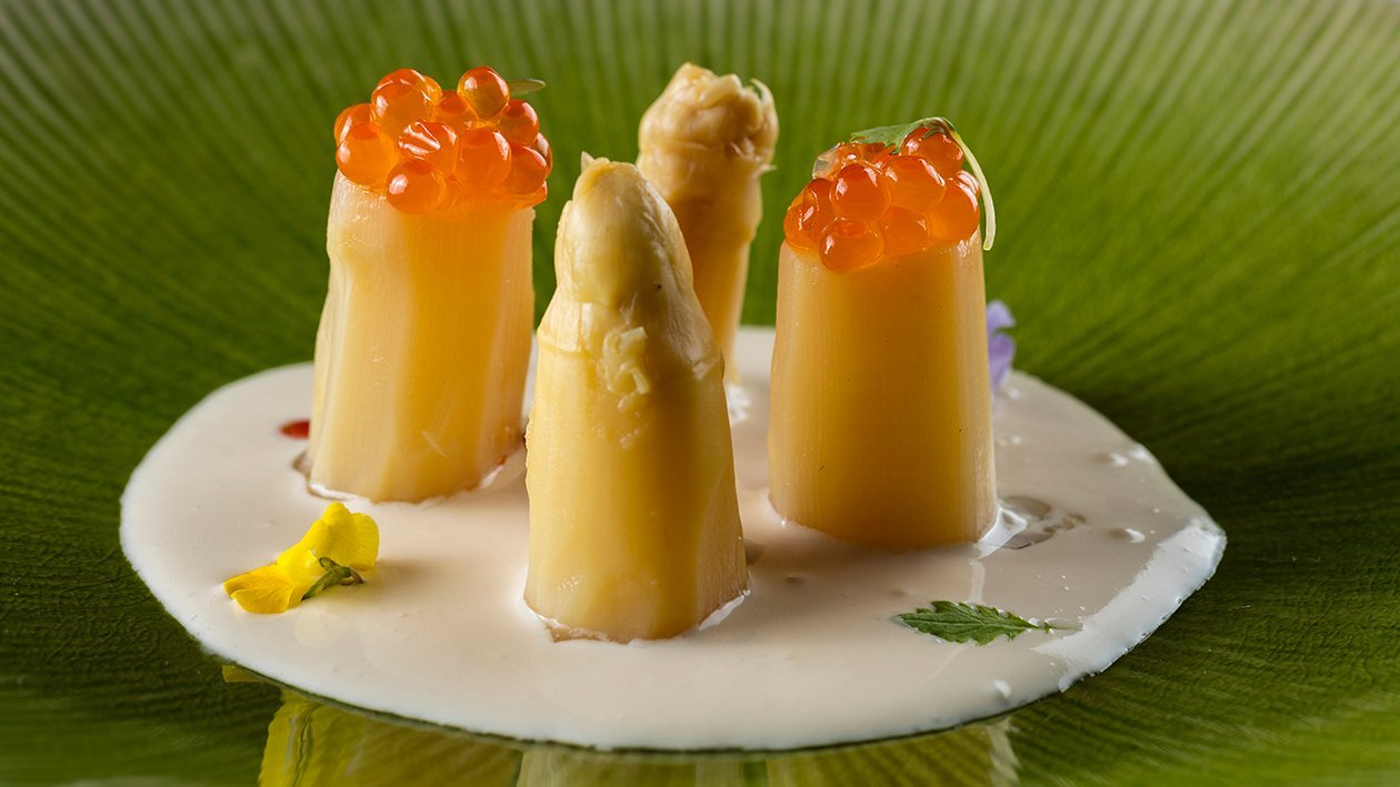Sopa fría de mayonesa Helmman's, coco, soja y menta con espárragos y huevas de salmón Sopa fría de mayonesa Helmman's, coco, soja y menta con espárragos y huevas de salmón