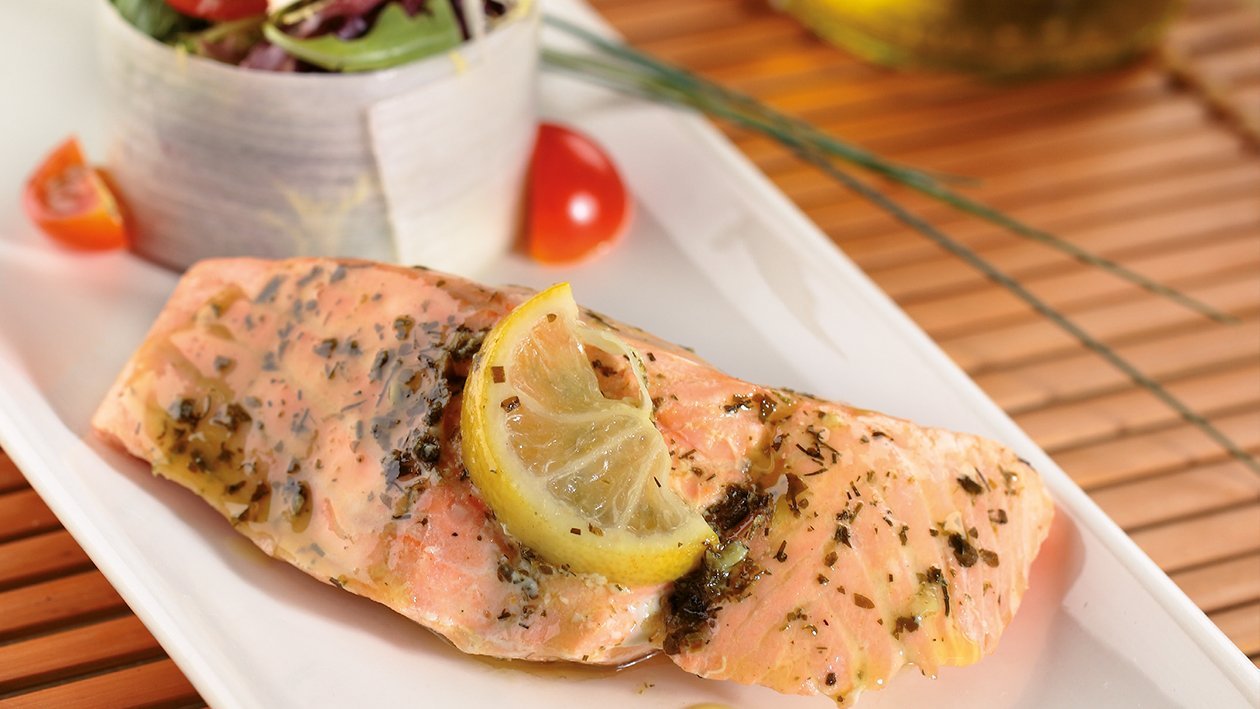 Suprema de salmón marinado con limón y finas hierbas Suprema de salmón marinado con limón y finas hierbas