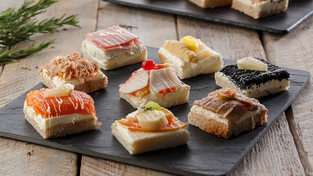 Surtido de canapés elaborados con Queso Crema Surtido de canapés elaborados con Queso Crema