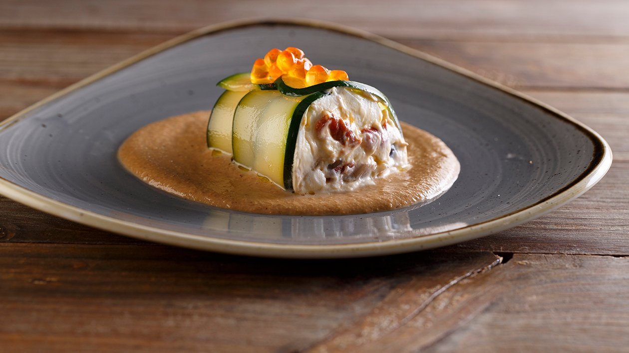Tarrina de calabacín y queso sobre salsa ligera boletus Tarrina de calabacín y queso sobre salsa ligera boletus