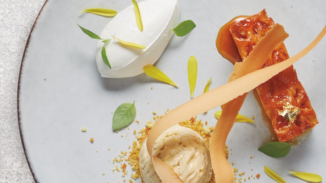 Tarta de hojaldre, helado de vainilla y chantilly Tarta de hojaldre, helado de vainilla y chantilly
