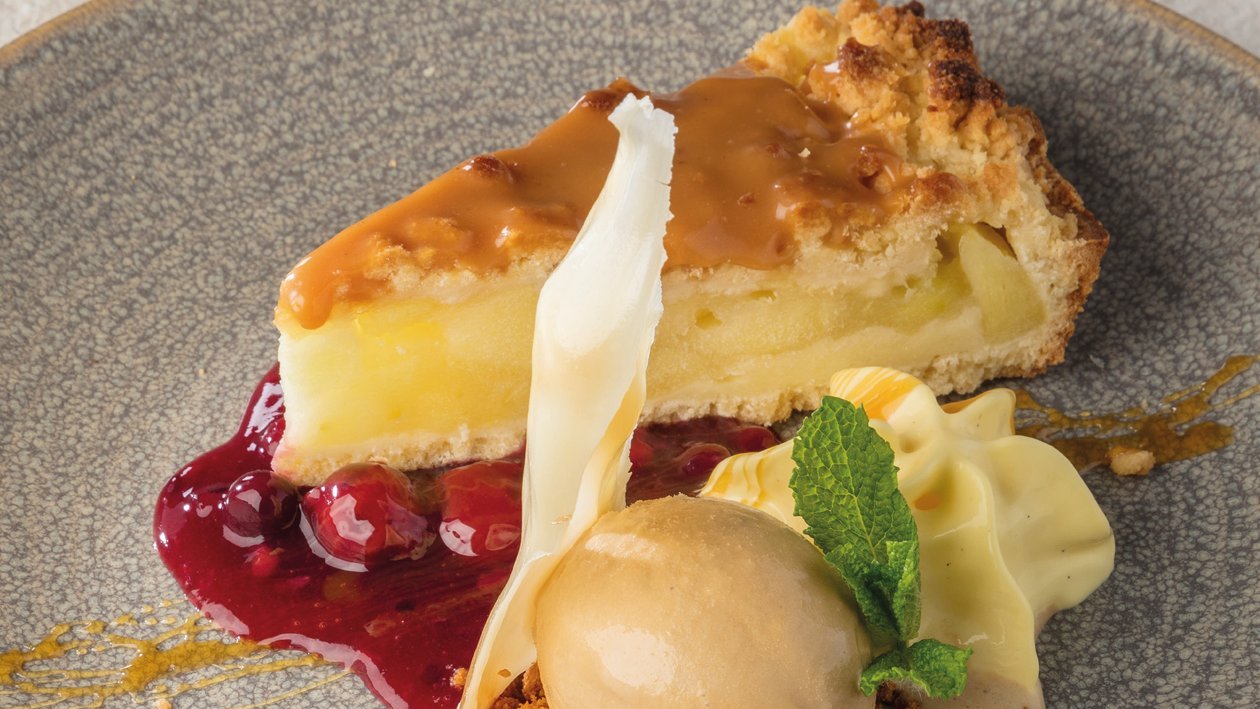 Tarta de manzana con helado de spéculoos, frutos rojos y toffee Tarta de manzana con helado de spéculoos, frutos rojos y toffee