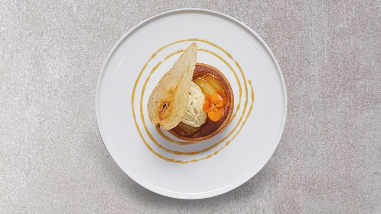 Tarta de manzana y pera en texturas con helado de polvorón Tarta de manzana y pera en texturas con helado de polvorón