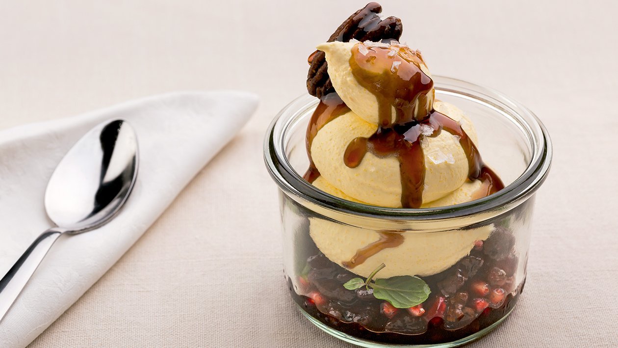 Tiramisú al ron con granada, caramelo salado y nueces de Pecán Tiramisú al ron con granada, caramelo salado y nueces de Pecán