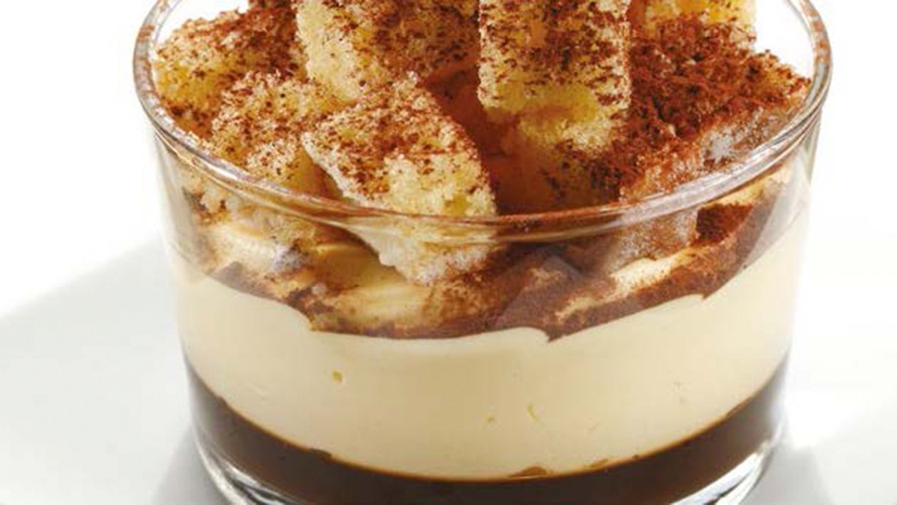 Tiramisú con gelatina de café y dados de bizcocho al cacao Tiramisú con gelatina de café y dados de bizcocho al cacao