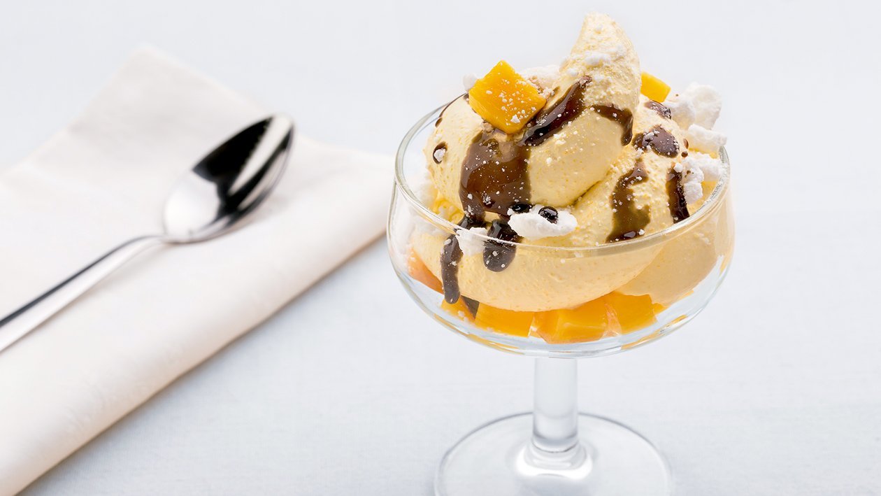 Tiramisú con mango, merengues y sirope de café Tiramisú con mango, merengues y sirope de café