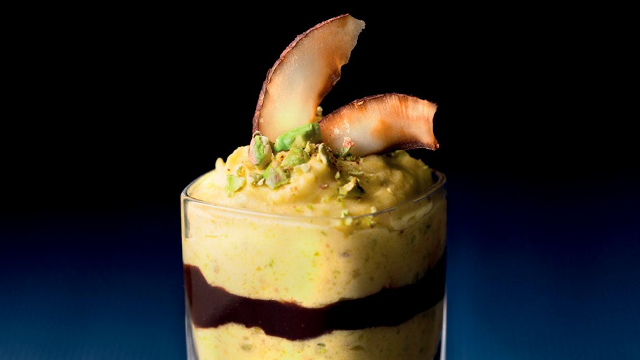 Tiramisú con pistachos y batida de coco Tiramisú con pistachos y batida de coco