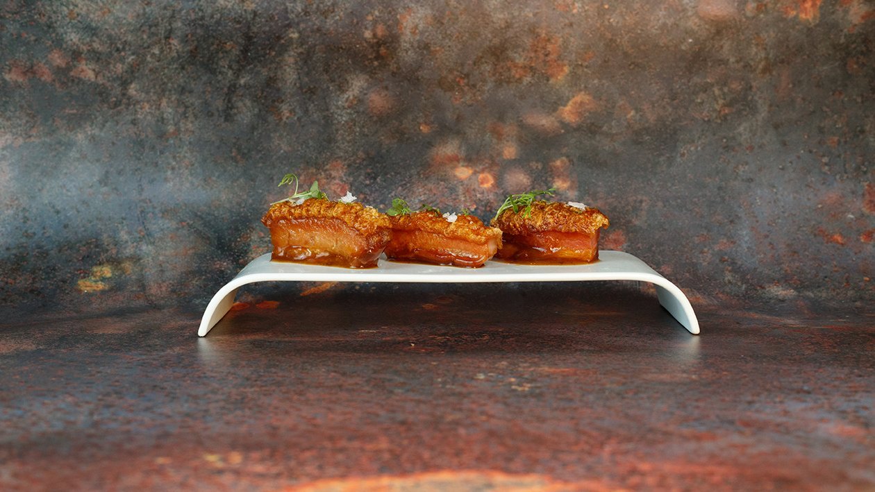 Torreznos de cochinillo con salsa demi glace agridulce y hierbas Torreznos de cochinillo con salsa demi glace agridulce y hierbas