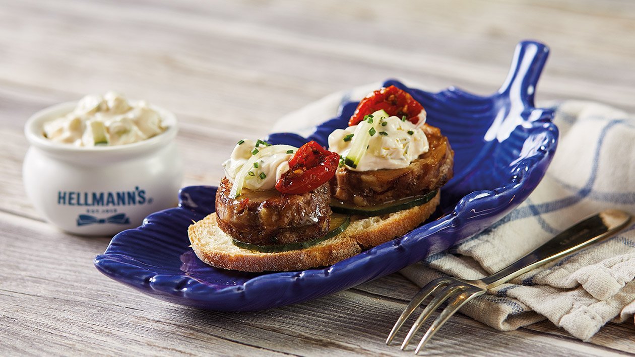 Tosta de cordero con mayonesa de Tzatziki Tosta de cordero con mayonesa de Tzatziki