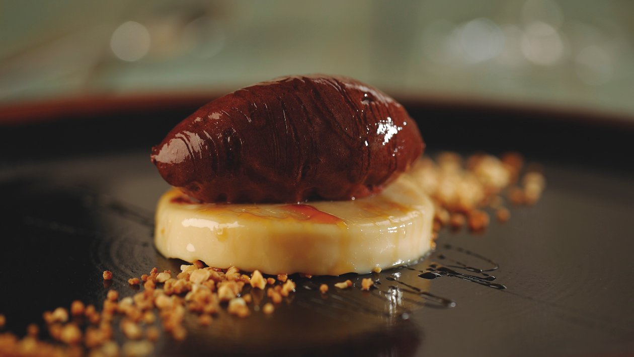 Trufa ligera de cacao sobre base de Panna Cotta de toffee y crocanti Trufa ligera de cacao sobre base de Panna Cotta de toffee y crocanti