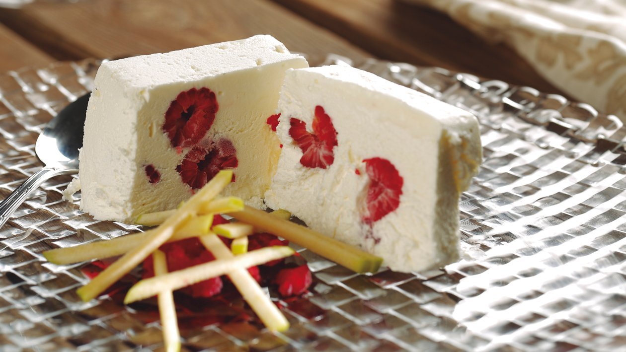 Turrón congelado de yogurt con frambuesas y frutas maceradas Turrón congelado de yogurt con frambuesas y frutas maceradas