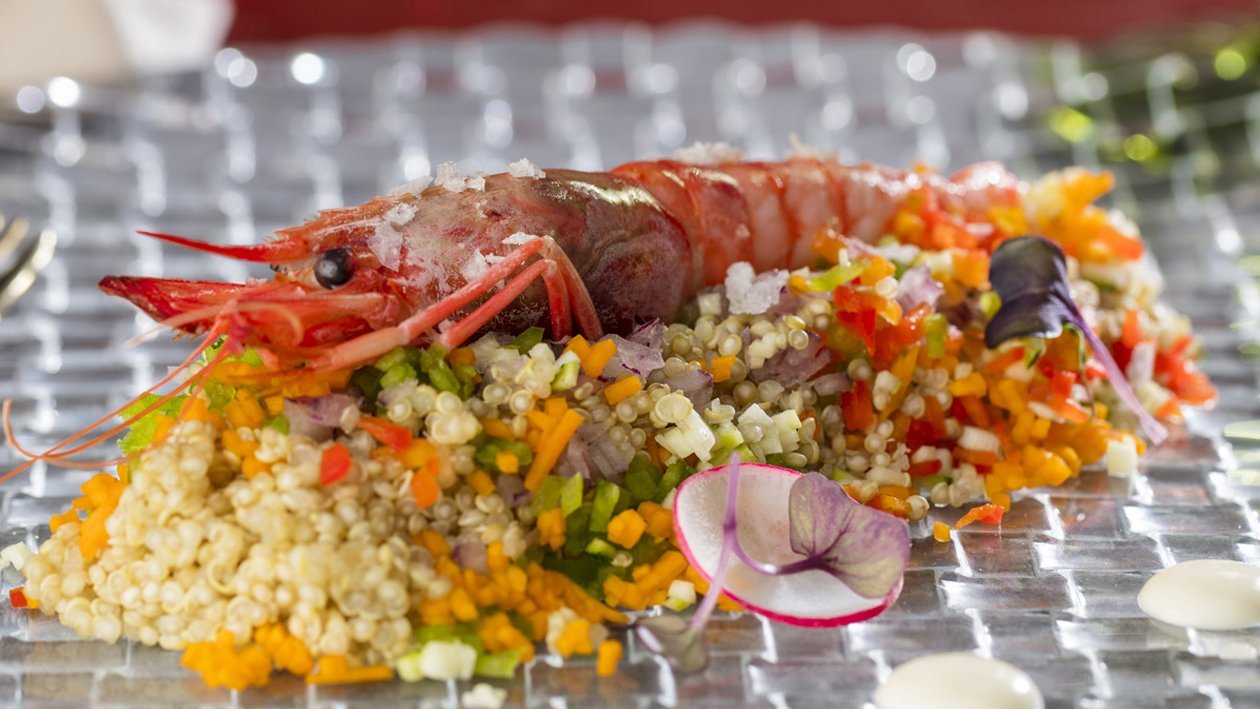 Verduritas de temporada con tierra de quinoa, gamba roja a las finas hierbas y salsa césar Verduritas de temporada con tierra de quinoa, gamba roja a las finas hierbas y salsa césar