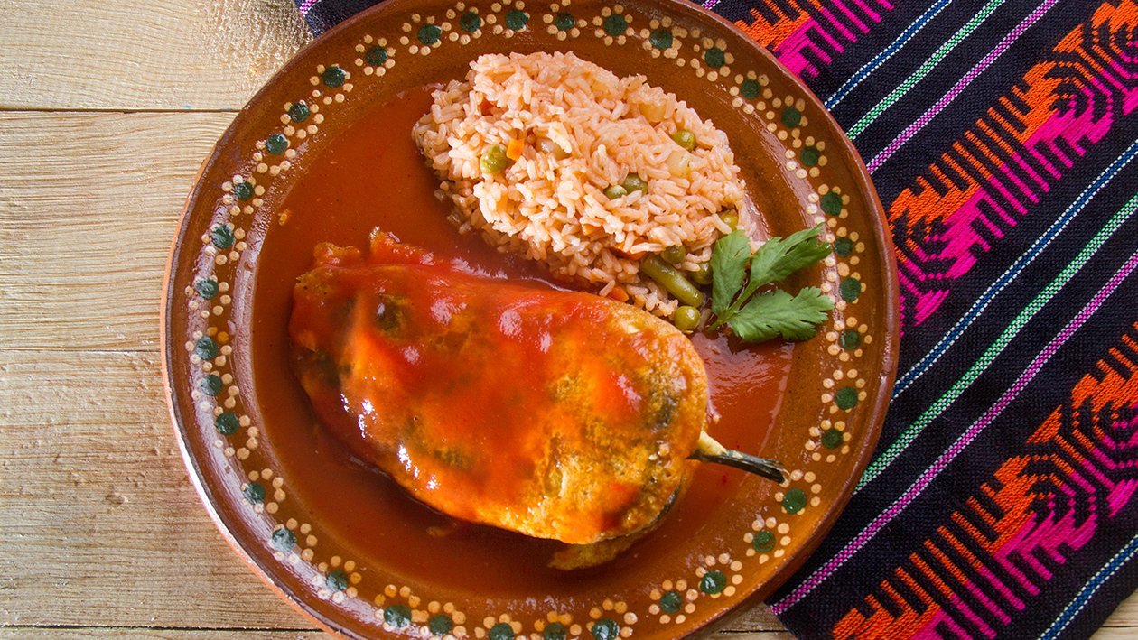 Chille relleno de frijoles en salsa martajada Chille relleno de frijoles en salsa martajada