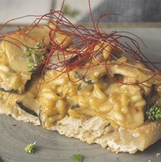 Crostini de berenjenas con rissoto de cheddar Crostini de berenjenas con rissoto de cheddar