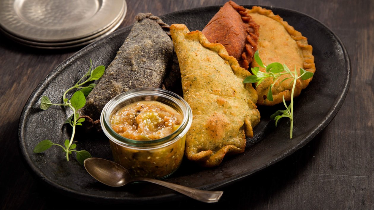 Empanadas Rellenas de Pollo Confit con Salsa Tatemada Empanadas Rellenas de Pollo Confit con Salsa Tatemada