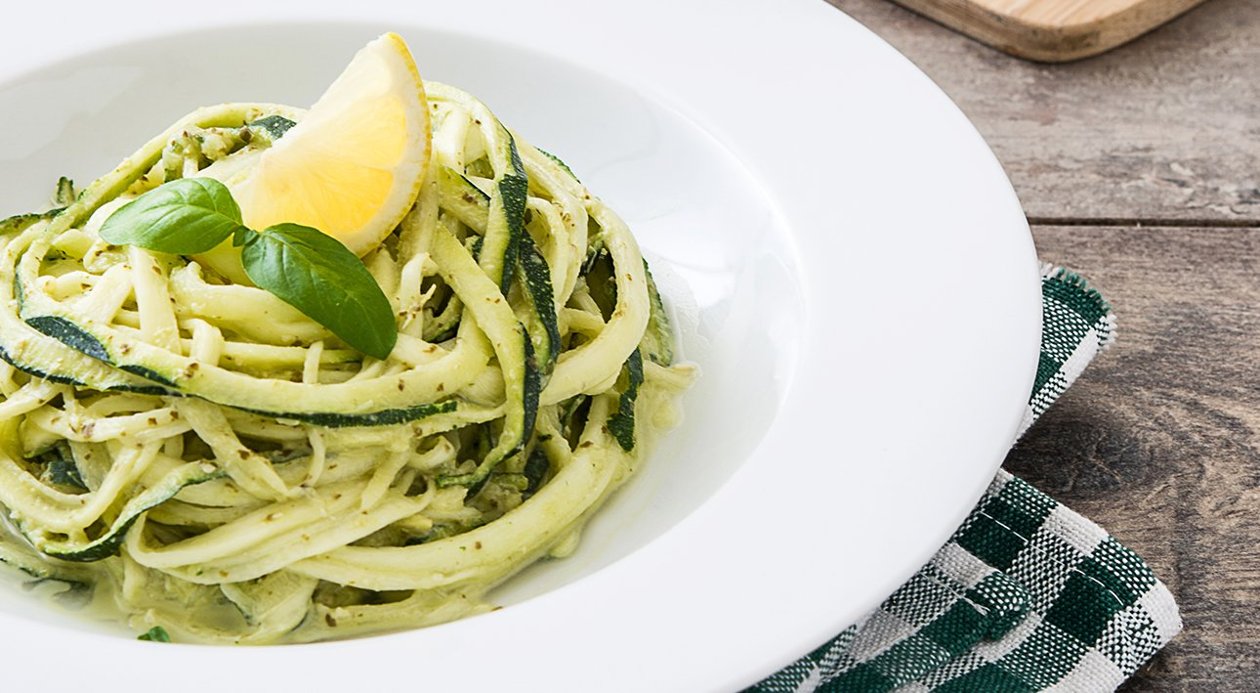 Fetuccini de calabacín en salsa blanca. Fetuccini de calabacín en salsa blanca.