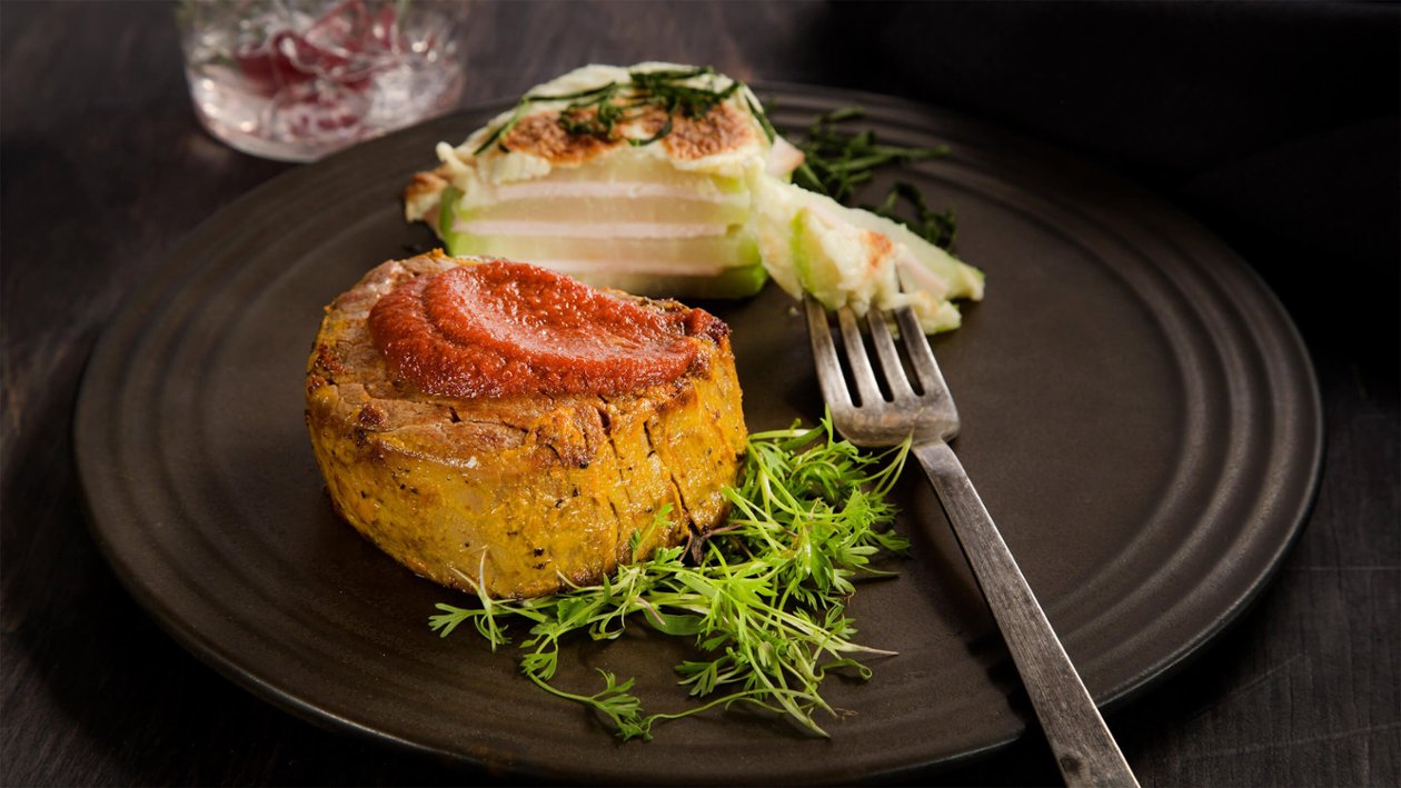 Filete de res con costra de mostaza, salsa de chile cascabel y lasaña de chayote Filete de res con costra de mostaza, salsa de chile cascabel y lasaña de chayote