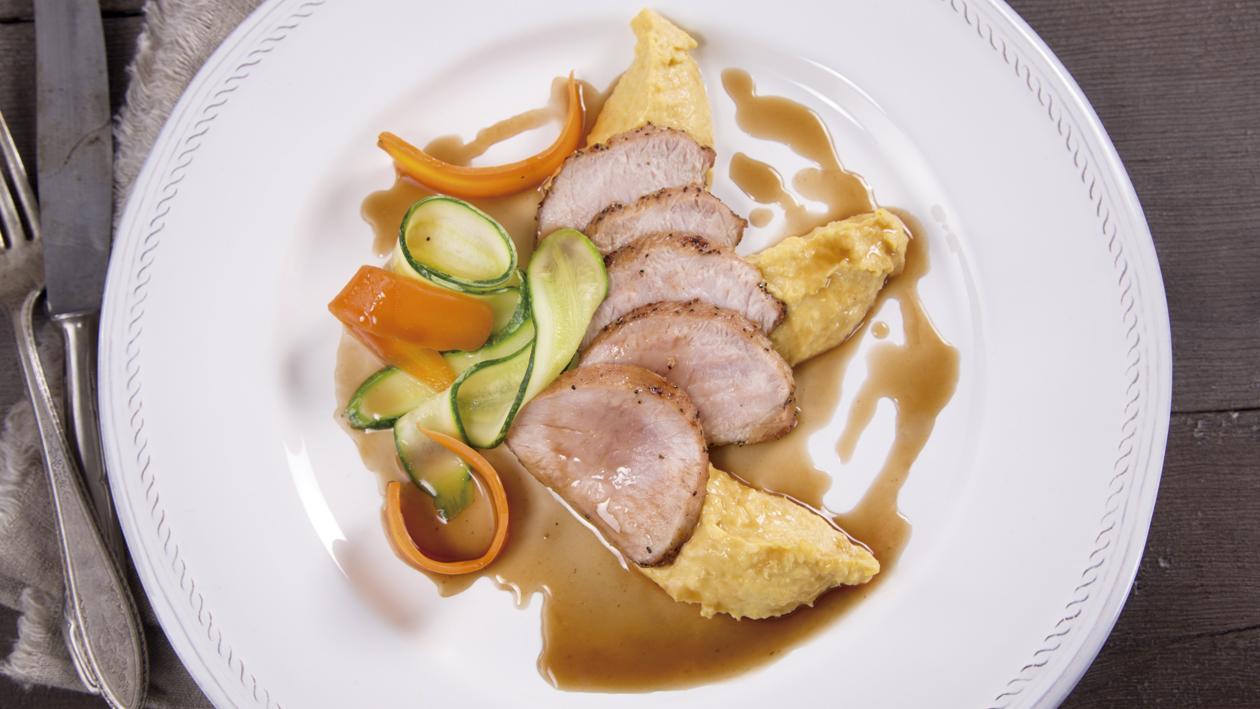 Loin de Cerdo con Puré de Maíz y Salsa de Manzana Loin de Cerdo con Puré de Maíz y Salsa de Manzana