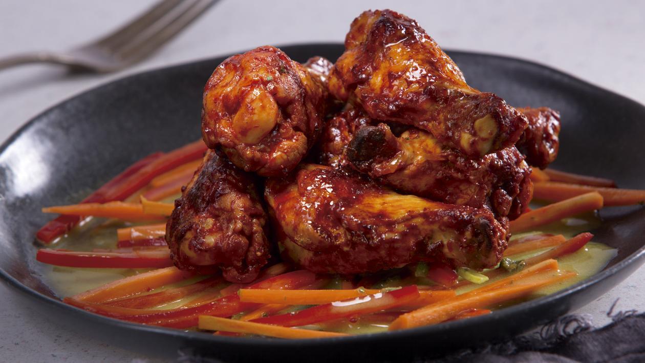 Muslitos BBQ Con Vegetales Frescos Muslitos BBQ Con Vegetales Frescos