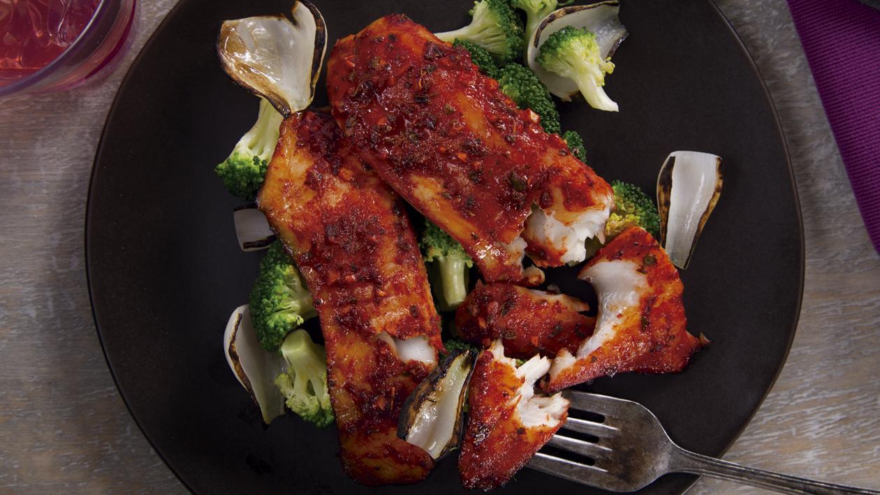 Pescado Cocinado al Humo con Chile Guajillo Pescado Cocinado al Humo con Chile Guajillo
