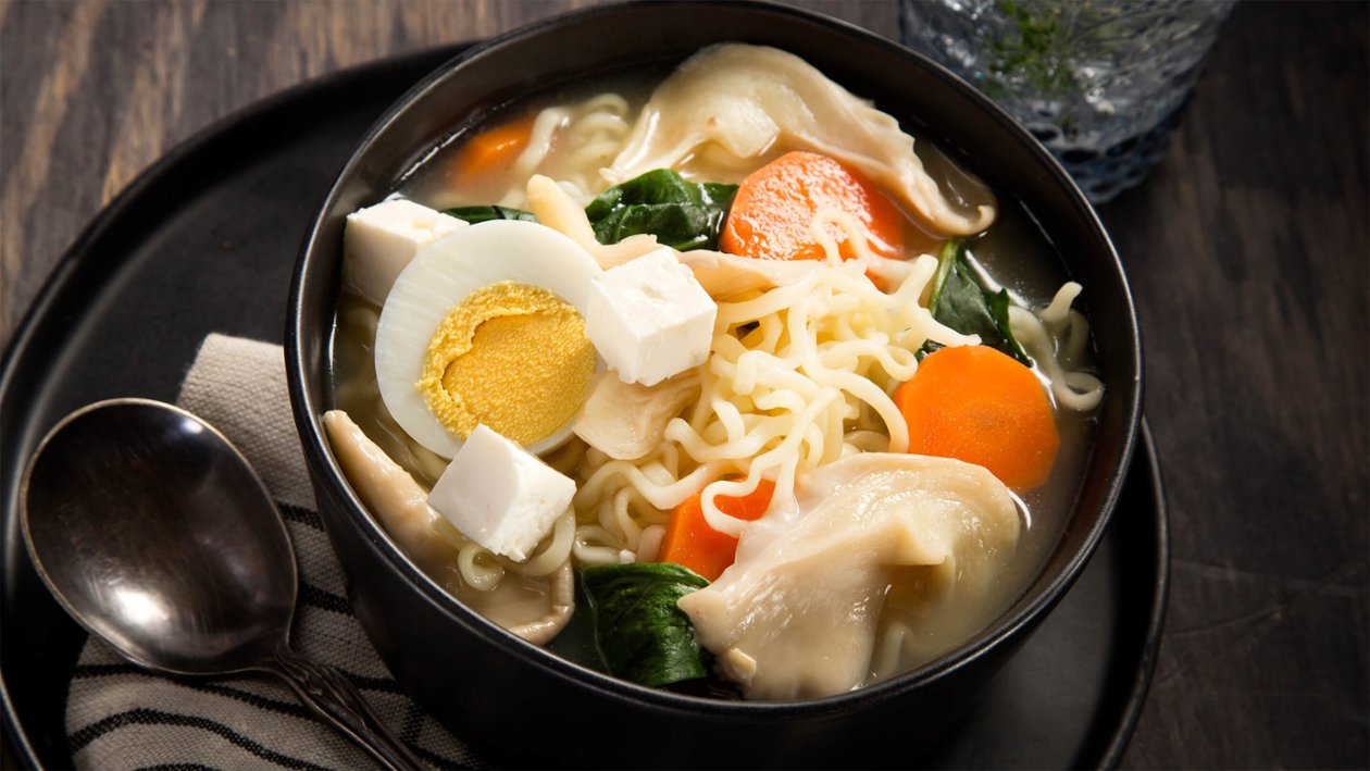 Ramen de Vegetales con Huevo y Queso Panela Ramen de Vegetales con Huevo y Queso Panela