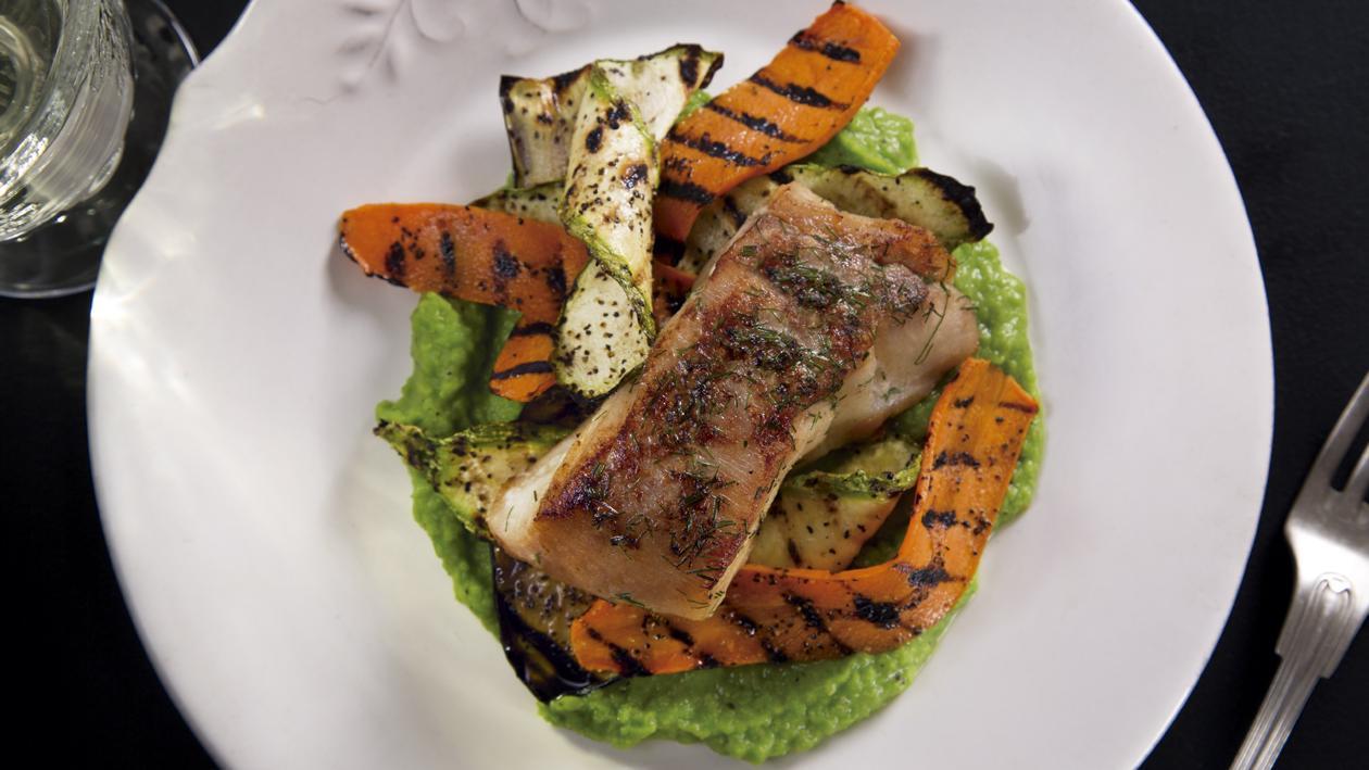 Róbalo Marinado en Cítricos con Puré de Chícharo y Láminas de Vegatales al Grill Róbalo Marinado en Cítricos con Puré de Chícharo y Láminas de Vegatales al Grill