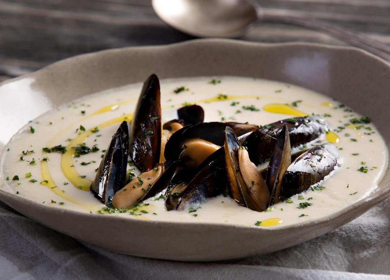 Tersa Crema de Papa y Poro Caramelizados con Mejillones al Vino Blanco Tersa Crema de Papa y Poro Caramelizados con Mejillones al Vino Blanco