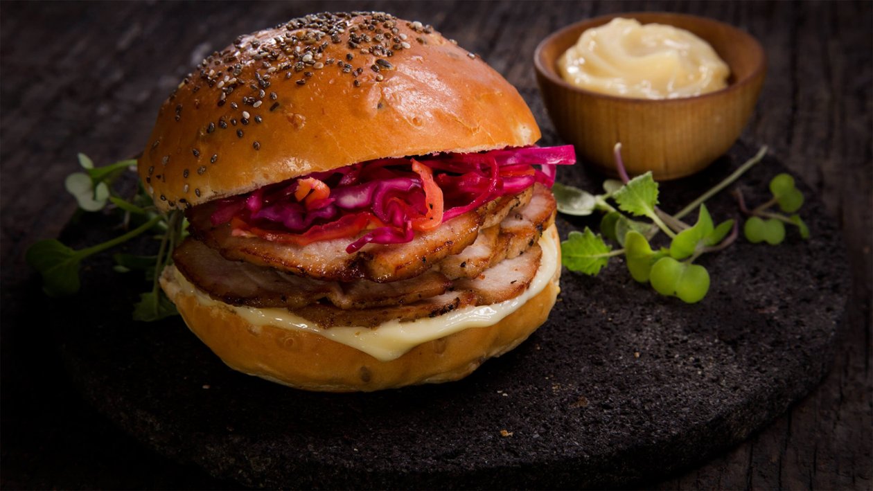 Torta de Lechón Adobado en Pan de Chía con Escabeche de Col y Cebolla Morada Torta de Lechón Adobado en Pan de Chía con Escabeche de Col y Cebolla Morada