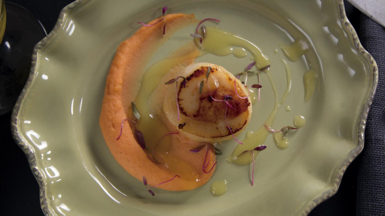 Vieiras Marinadas Con Puré de Pimiento Rojo y Salsa de Naranja Vieiras Marinadas Con Puré de Pimiento Rojo y Salsa de Naranja
