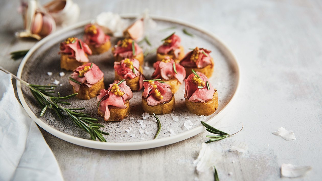 Ahjus küpsetatud kartulikook sibulakreemi ja rosmariiniga marineeritud hirveliha-carpaccio’ga Ahjus küpsetatud kartulikook sibulakreemi ja rosmariiniga marineeritud hirveliha-carpaccio’ga