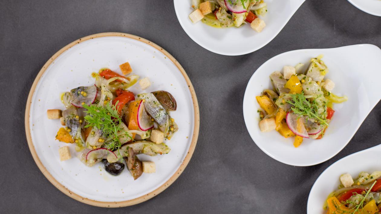 Heeringasalat grillpaprika ja marineeritud seentega Heeringasalat grillpaprika ja marineeritud seentega