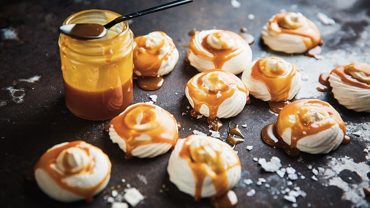 Pavlova vanillikoogid kohvikreemi ja soolase karamelliga Pavlova vanillikoogid kohvikreemi ja soolase karamelliga