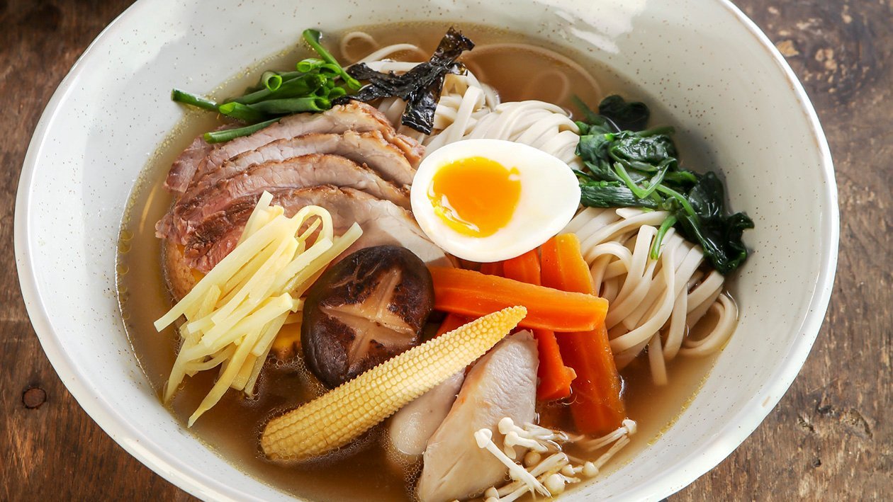 Ramen-supp kaht tüüpi liha ja sous-vide munaga Ramen-supp kaht tüüpi liha ja sous-vide munaga