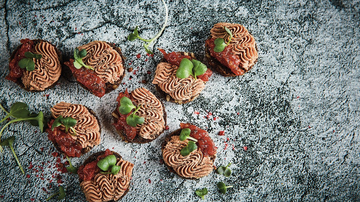 Röstitud seemneleib küülikupasteedi, tomatimarmelaadi ja ürtidega Röstitud seemneleib küülikupasteedi, tomatimarmelaadi ja ürtidega