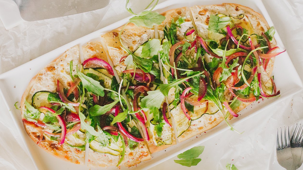 Flammkuchen, kesäkurpitsaa ja punasipulia – Resepti Flammkuchen, kesäkurpitsaa ja punasipulia – Resepti