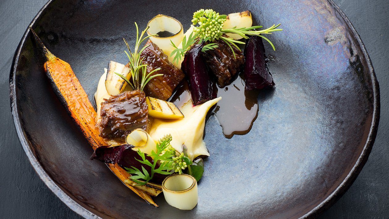 Haudutettu vasikanpotkaa ja black garlic-kastiketta – Resepti Haudutettu vasikanpotkaa ja black garlic-kastiketta – Resepti
