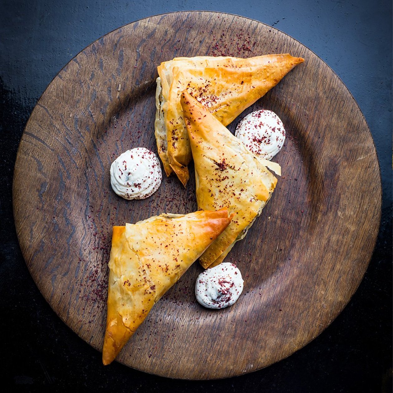Kasvisbörek ja paprika-tuorejuustoa – Resepti Kasvisbörek ja paprika-tuorejuustoa – Resepti